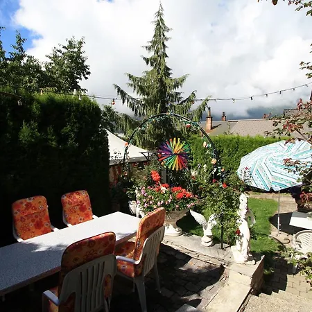 Beautiful In With Garden דירה